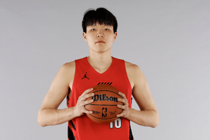 尼克斯球星的双胞胎接管发布会,萌娃抢尽风头